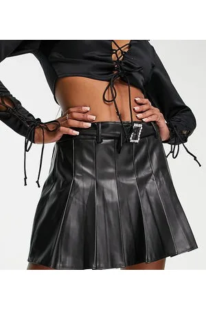 Miss Selfridge Petite - Gonna in pelle sintetica nera con fibbia con strass
