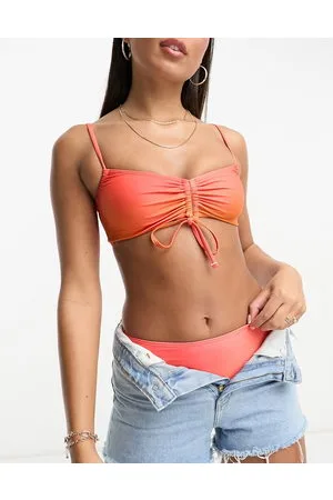 In The Style Top bikini effetto tie-dye arricciato davanti con laccetti in coordinato