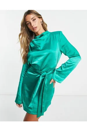 Pretty Lavish Jayda - Vestito corto allacciato in vita in raso smeraldo