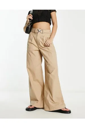 River Island Pantaloni beige a fondo ampio con cintura e dettagli in metallo