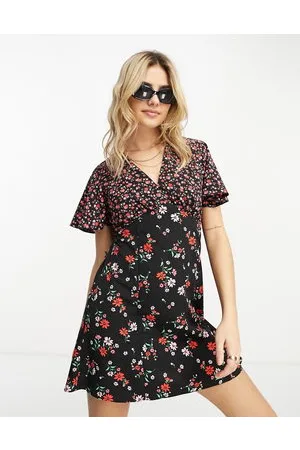 New Look Vestito da giorno corto nero a fiori misti con maniche svolazzanti