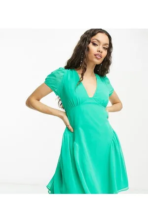 ASOS ASOS DESIGN Petite - Vestito corto a maniche corte con scollo a V in chiffon smeraldo