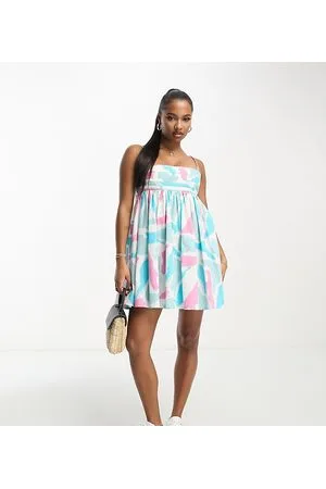 ASOS ASOS DESIGN Petite - Prendisole corto stile babydoll in cotone con pieghe sul busto e stampa astratta blu