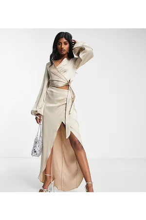 Flounce London Gonna lunga a vita alta con spacco in raso color visone in coordinato