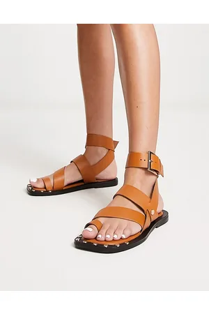 ASOS Foxy - Sandali bassi infra-alluce in pelle color cuoio con borchie