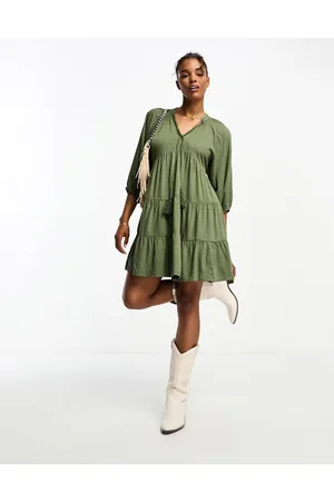 New Look Vestito grembiule corto kaki con scollo a V e nappe