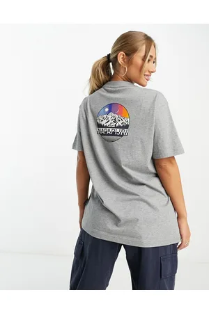 Napapijri Quintino - T-shirt boyfriend grigia con stampa sul retro - In esclusiva per ASOS