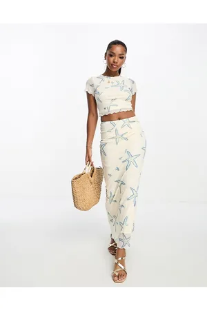 Bailey Rose Crop top color crema con stampa di stelle marine e orlo smerlato in coordinato
