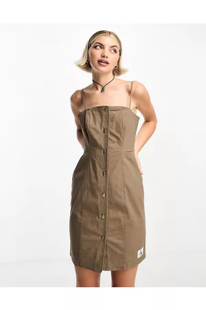 Calvin Klein Vestito cammello con spalline sottili, bottoni e toppa con logo