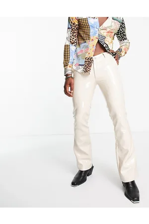 ASOS Pantaloni a zampa slim écru in pelle sintetica a vita bassa