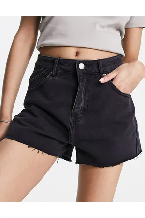 Urban Revivo Pantaloncini di jeans a vita alta neri con orlo grezzo
