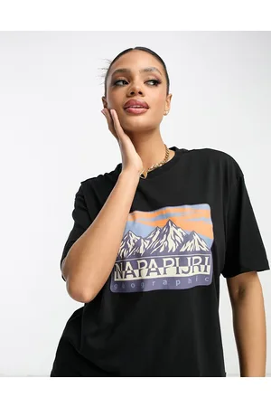 Napapijri Hello - T-shirt boyfriend nera con stampa sul petto - In esclusiva per ASOS