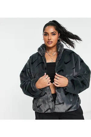 Nike Plus - Giacca in pelliccia sintetica grigio fumo e nera con stampa del logo