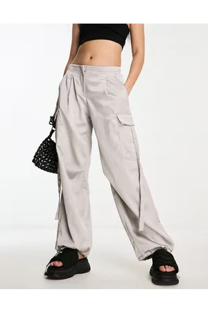 Bershka Pantaloni cargo in raso grigio pallido