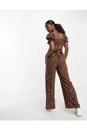 Miss Selfridge Tuta jumpsuit a fondo ampio allacciata sul retro marrone con stampa animalier a fiori