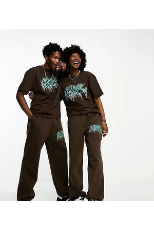 Weekday Unisex - Joggers marroni con grafica in coordinato - In esclusiva per ASOS