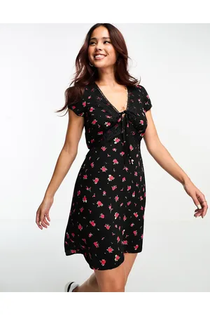 New Look Vestito corto con maniche ad aletta e finiture in pizzo con stampa di rose