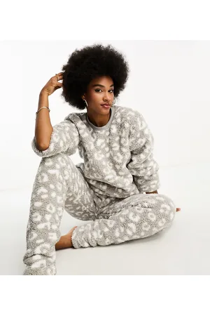 Loungeable Tall Pigiama in due pezzi animalier in morbido pile borg