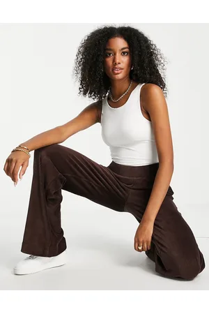 French Connection Shula - Pantaloni della tuta sportiva a zampa in velour cioccolato in coordinato