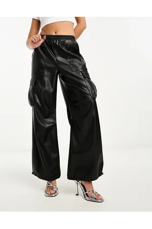 Miss Selfridge Pantaloni cargo ampi in pelle sintetica nera