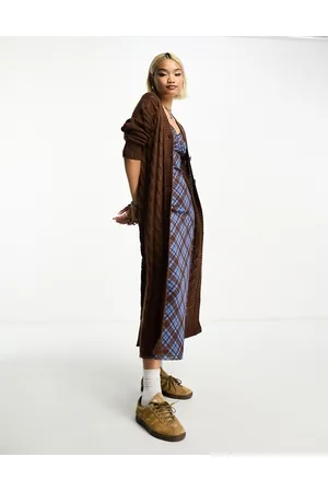 VIOLET ROMANCE Vestito cardigan lungo in maglia a trecce cioccolato