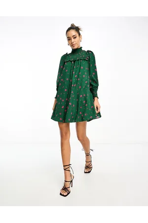 Glamorous Vestito grembiule corto accollato a fiori rosa con dettaglio arricciato