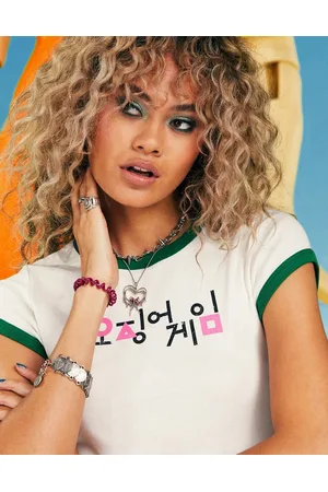 ASOS X Squid Game: The Challenge - T-shirt corta bianca con stampa del logo e bordi a contrasto