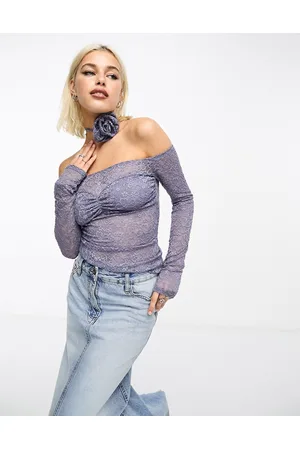 Bailey Rose Top con spalle scoperte e dettaglio con fiore abbinato
