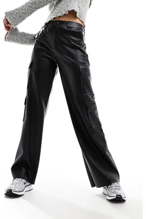 Stradivarius Pantaloni cargo neri in pelle sintetica