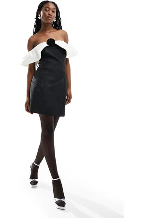 Sister Jane Encore - Vestito corto jacquard con scollo Bardot e dettaglio a rosa