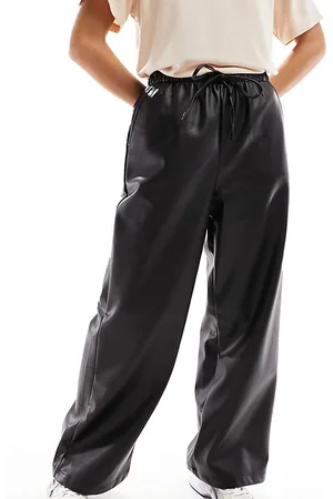 Stradivarius Petite - Joggers in pelle sintetica a fondo ampio neri