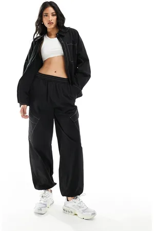 Pieces® Pantaloni cargo neri con cuciture a contrasto in coordinato