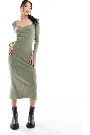 Bershka Vestito lungo kaki in maglia con scollo a cuore
