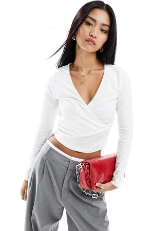 New Look T-shirt taglio corto a portafoglio color crema a coste con finiture in pizzo