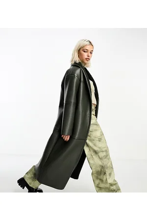 COLLUSION Cappotto in pelle sintetica taglio lungo kaki foderato in pile borg