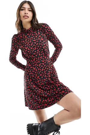 New Look Vestito corto svasato in jersey con stampa di rose