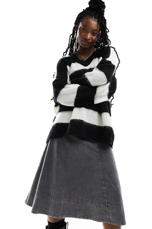 AllSaints Lou - Maglione oversize a righe grigie e nere con scollo a V