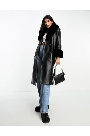 QED London Cappotto taglio lungo in similpelle PU nera con finiture in pelliccia sintetica