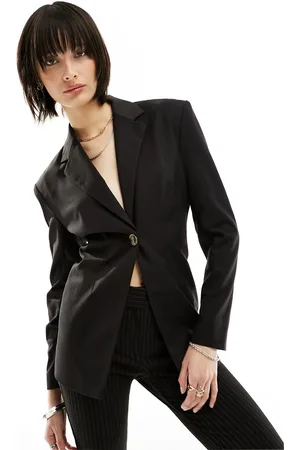 Urban Revivo Blazer sartoriale con spalline imbottite