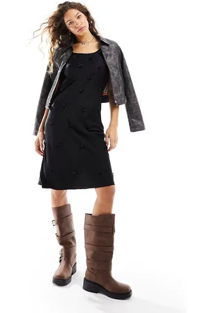 Urban Revivo Vestito stile canottiera in raso con applicazioni