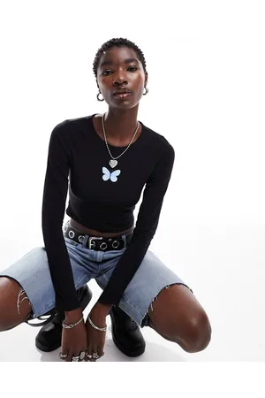 Monki Crop top a maniche lunghe con farfalla sul davanti