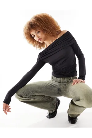 Monki Top a maniche lunghe drappeggiato con spalle scoperte
