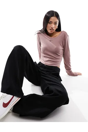Nike Top corto color malva fumo a costine a maniche lunghe con scollo rotondo sul retro