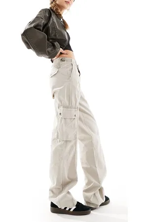 Bershka Pantaloni cargo multitasche a vita bassa color sabbia