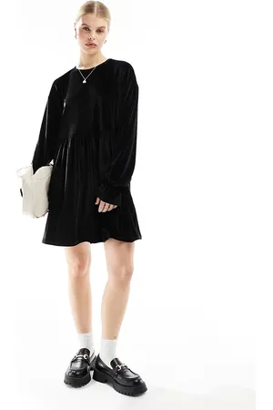 Miss Selfridge Vestito grembiule corto in velluto
