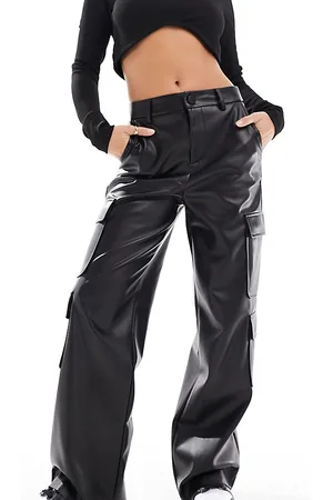 Stradivarius Petite - Pantaloni cargo in pelle sintetica neri