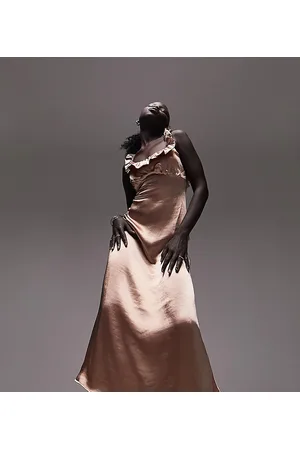 Topshop Vestito al polpaccio con spalline sottili, volant e incrocio sul retro color cipria