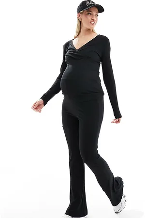Mama;licious Mamalicious Maternity - Pantaloni neri a zampa con fascia sopra il pancione in jersey in coordinato