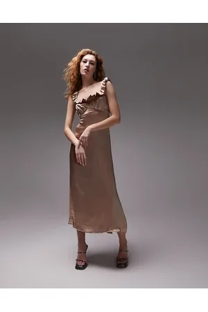 Topshop Vestito al polpaccio con spalline sottili e volant incrociato dietro color cipria