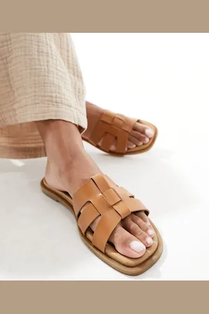 Schuh Tierney - Sandali bassi in pelle color cuoio